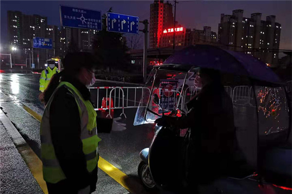 0102张晨在执勤点劝导行人.jpg