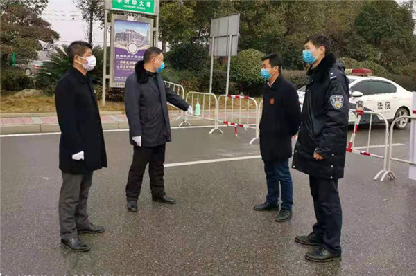 0202袁小军副院长、陈旭东局长在执勤点关心干警工作，做好后勤服务.jpg